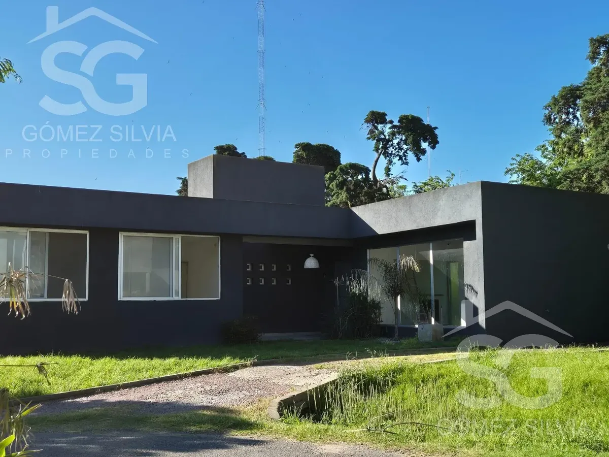 Casa de 3 dormitórios em aluguel anual em Ituzaingó