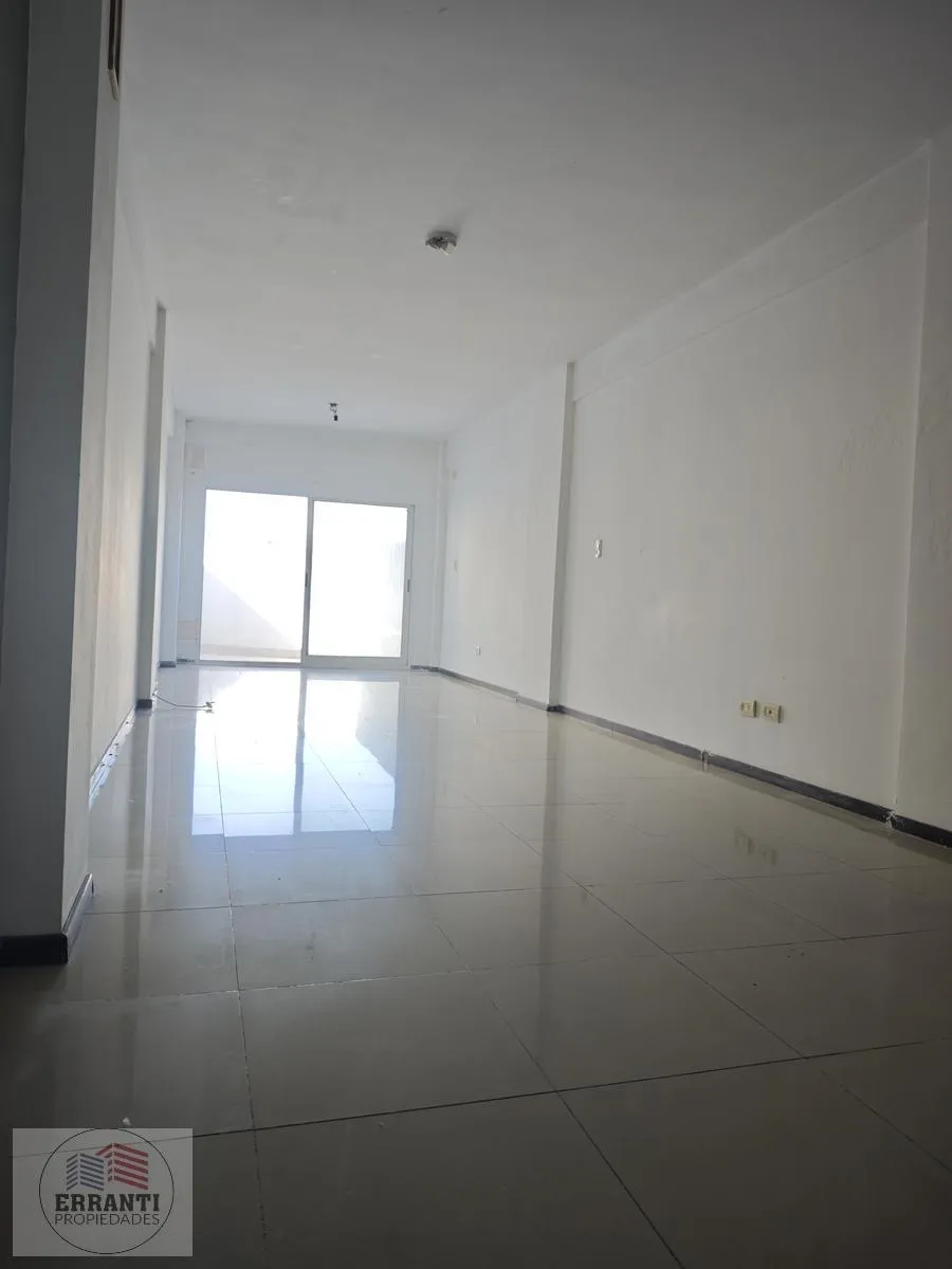 Квартира-студия с внутренним двориком в Flores