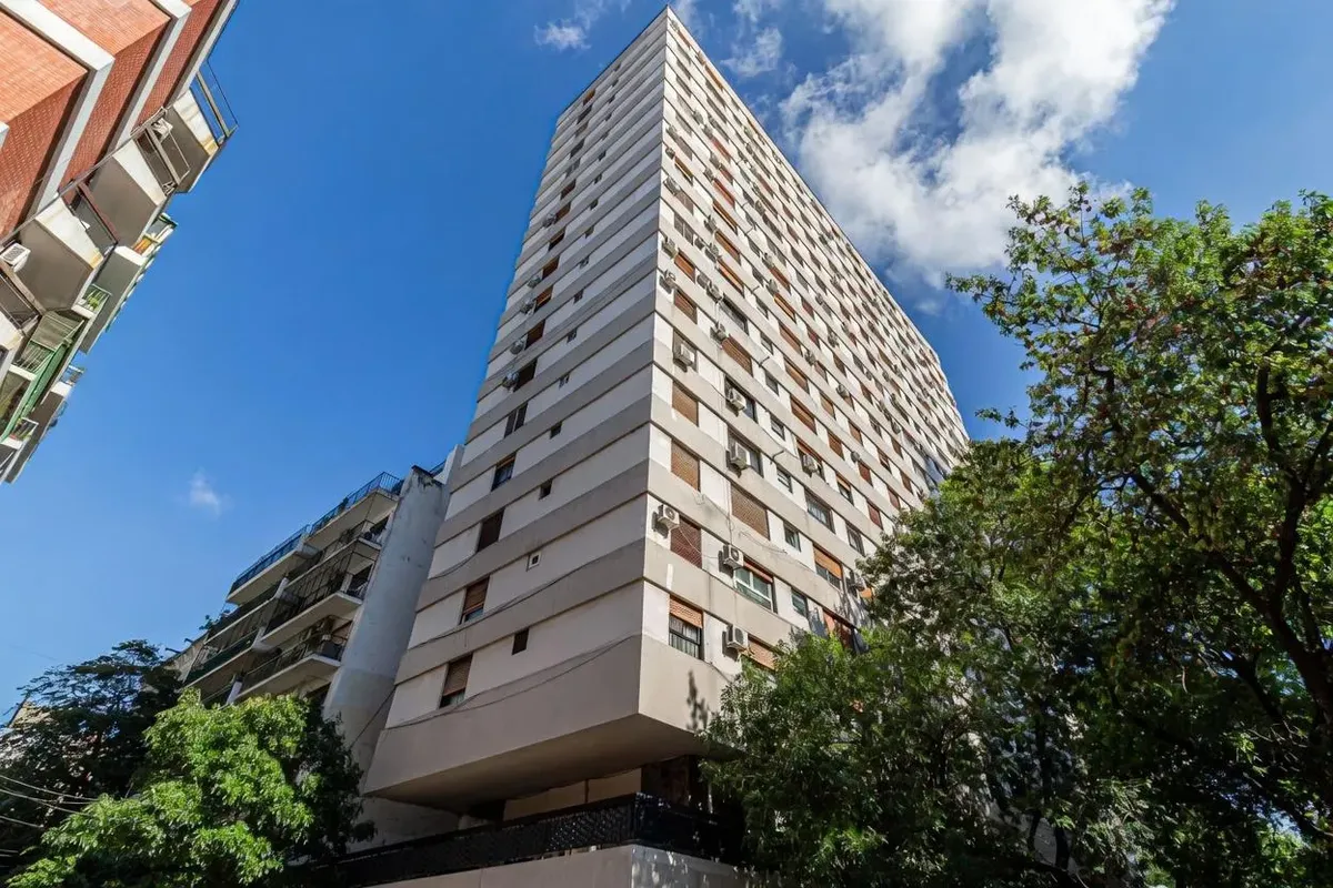 Apartamento de quatro ambientes de frente em Belgrano