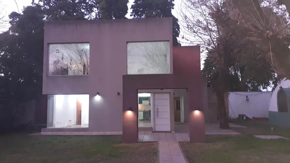 Alquiler De Casa En Barrio Cerrado. Trujui. Moreno 5 Ambientes. 3 Baños. En Entorno Arbolado Y Tranquilo Espacios Comunes Pileta Canchas Deportivas Garage Privado Despensa Interna