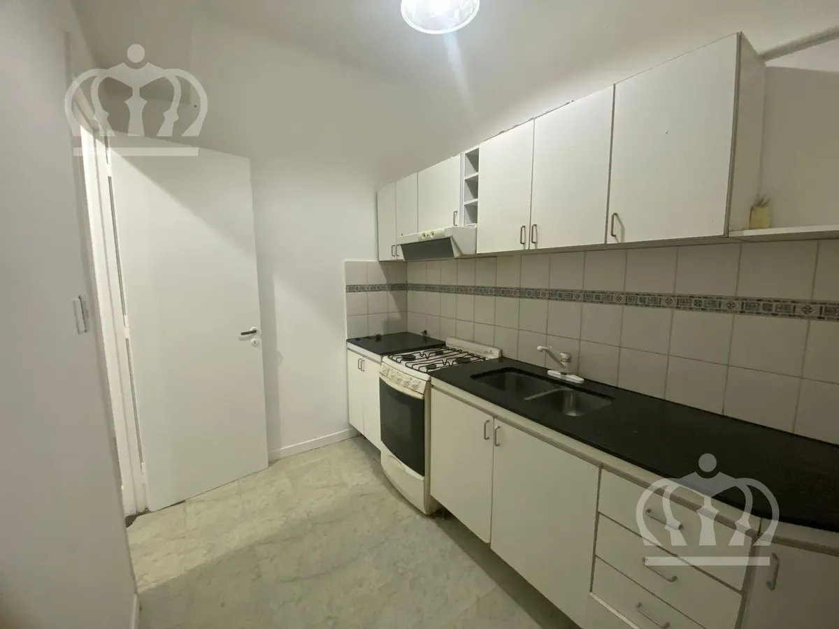 Apartamento de 3 ambientes em Lanús, no térreo por escada