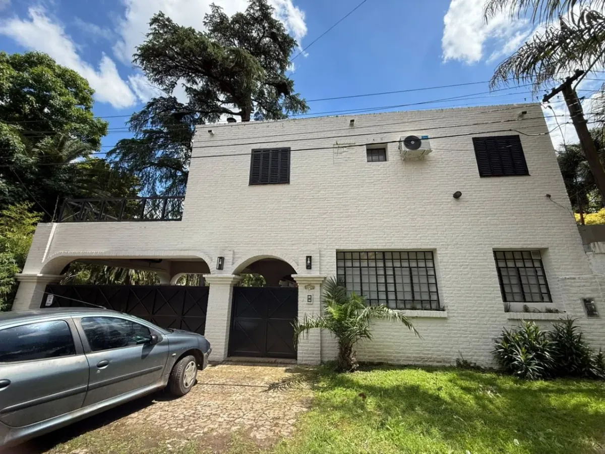 Casa mobiliada com 3 dormitórios em Parque Leloir