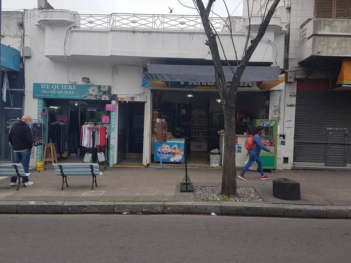 Casa/oficina divisible de 8 ambientes en Villa Lugano frente a la estación