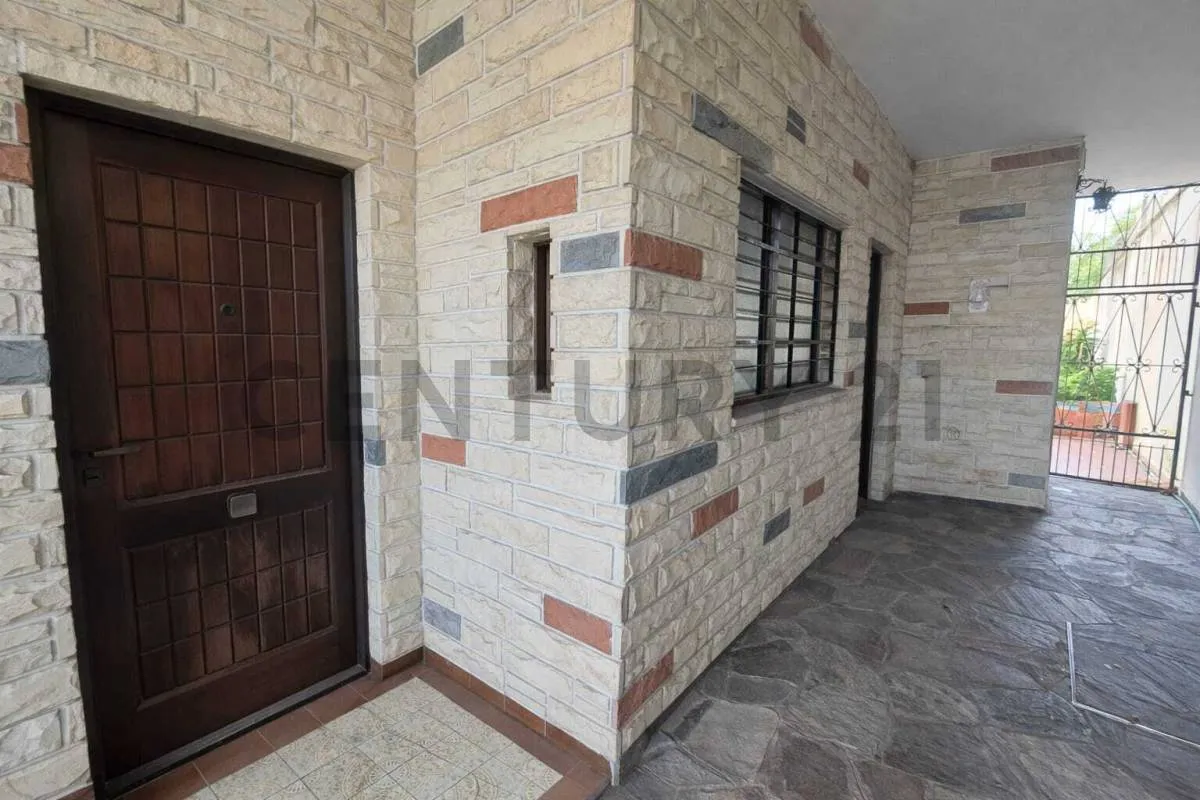 Five-room house for rent in Temperley