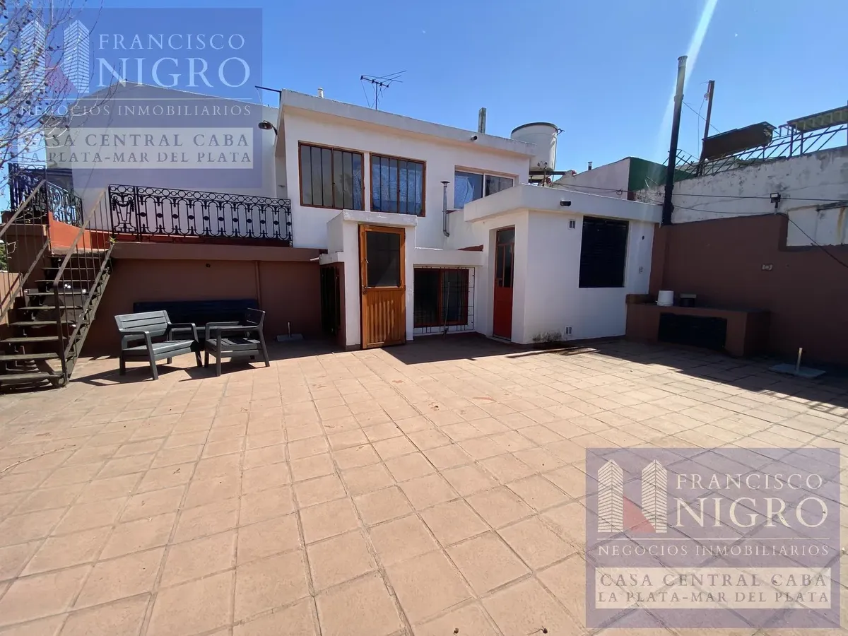 Four-room corner house in La Paternal