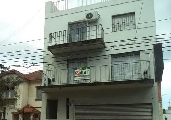 Departamento de 3 ambientes al frente con patio en Banfield