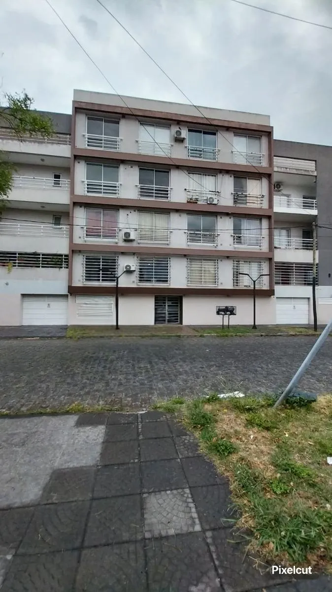 Apartamento de dois ambientes com varanda em Lanús