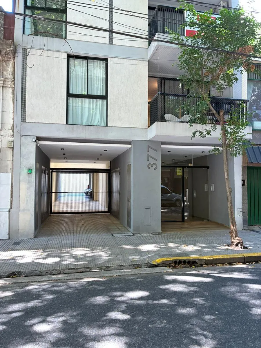 Apartamento de dois ambientes com varanda, vaga fixa coberta em Caballito