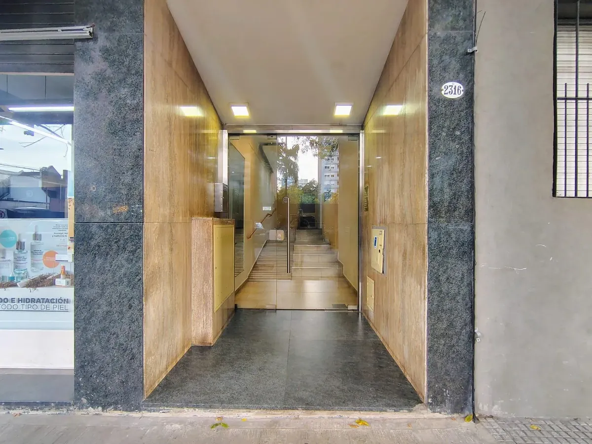 Трёхкомнатная квартира с балконом и окнами во двор в Núñez