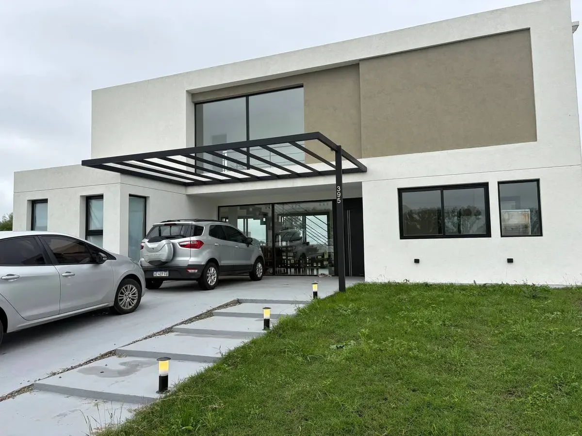 Unfurnished four-bedroom house in Presidente Perón