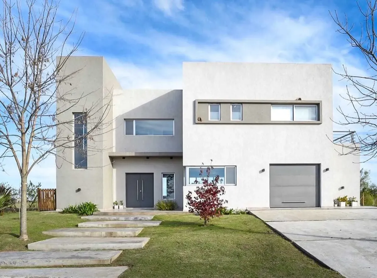 Furnished three-bedroom house with golf and lake views in Escobar