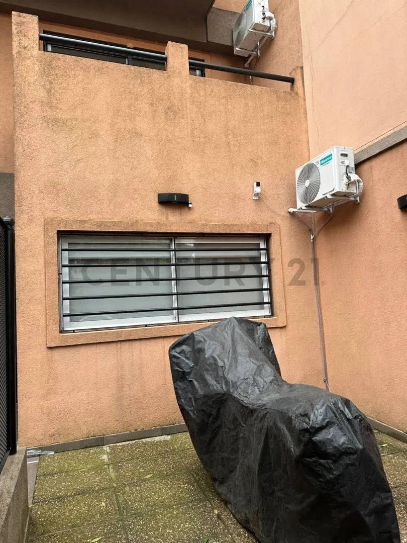 Departamento dúplex de 2 ambientes con patio y cochera en Boedo