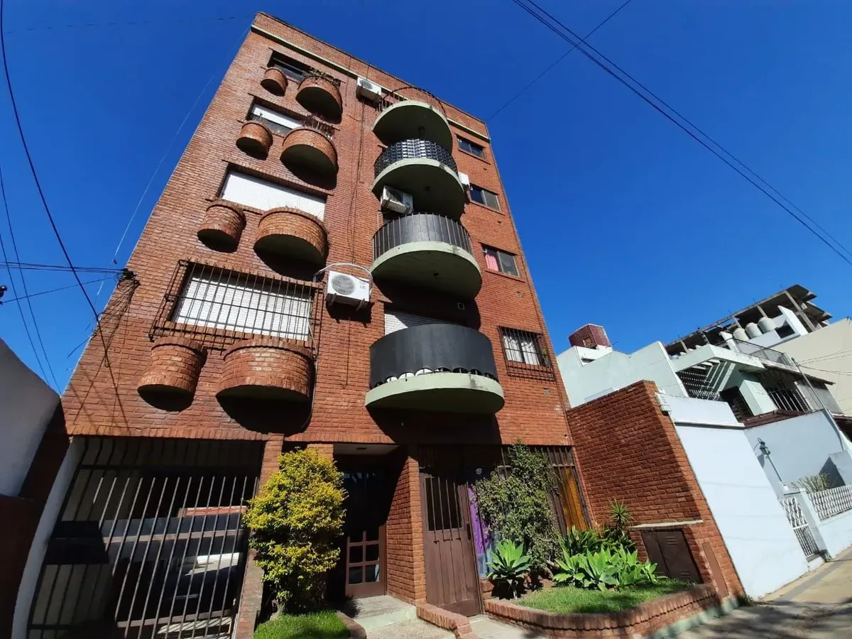 Apartamento de 2 ambientes com vaga de garagem em Santos Lugares
