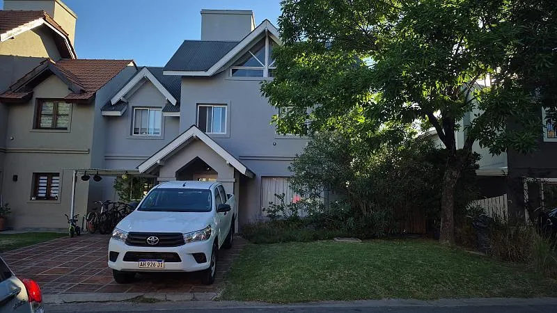 Casa com 4 dormitórios em bairro fechado Tres Horquetas, San Fernando