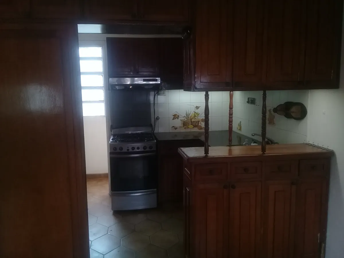Apartamento de dois quartos em Lanús, meio andar com entrada independente