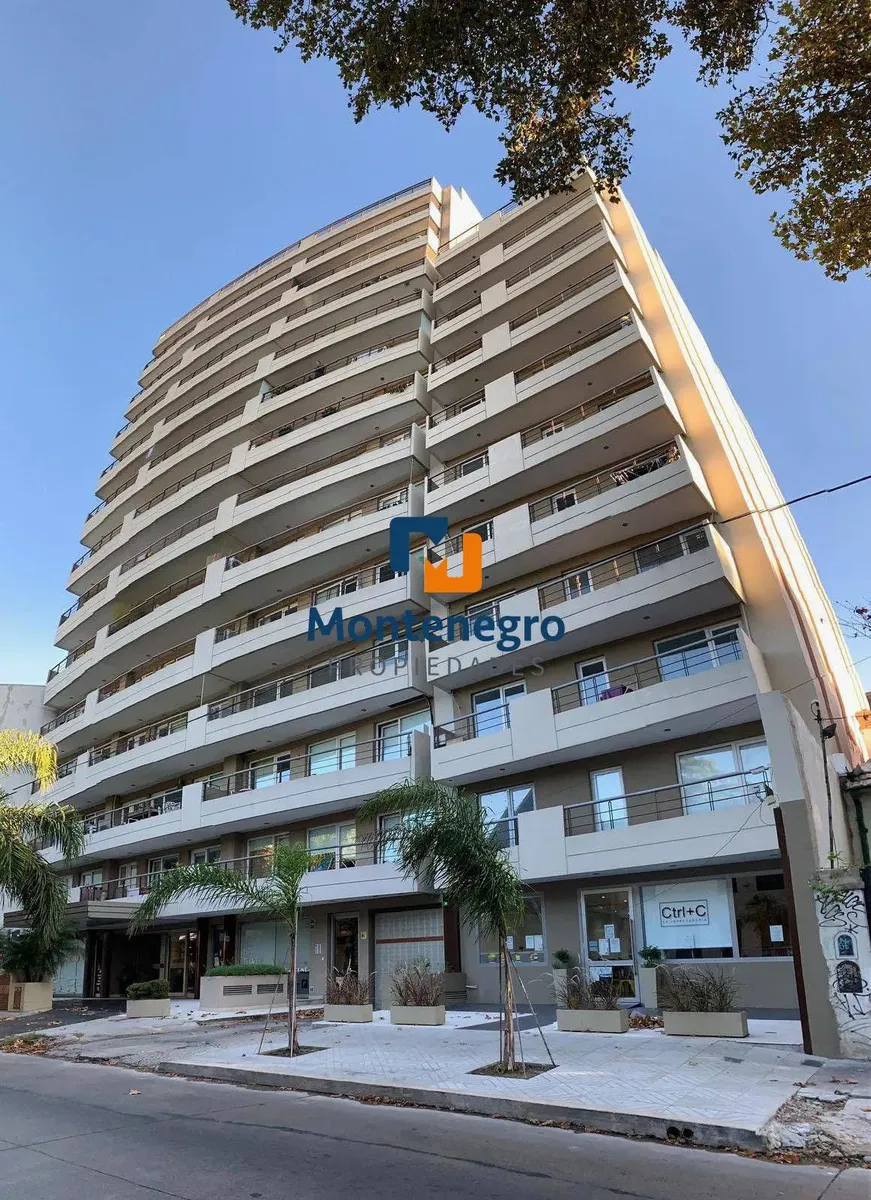 Apartamento de 3 ambientes com 2 dormitórios e pátio em General San Martín