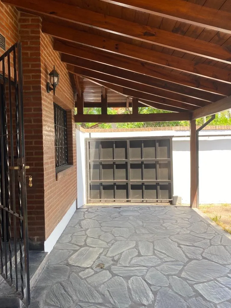 Casa de quatro ambientes com 3 dormitórios em Ituzaingó