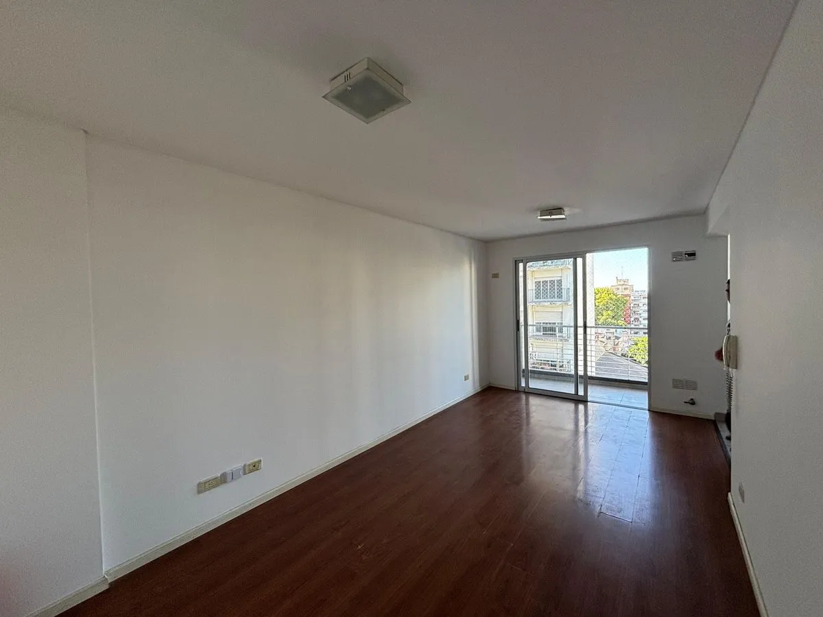 Two-room apartment with balcony to the front in Lomas de Zamora