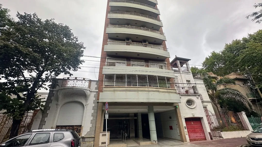 Apartamento de dois quartos em Floresta, meio andar de frente