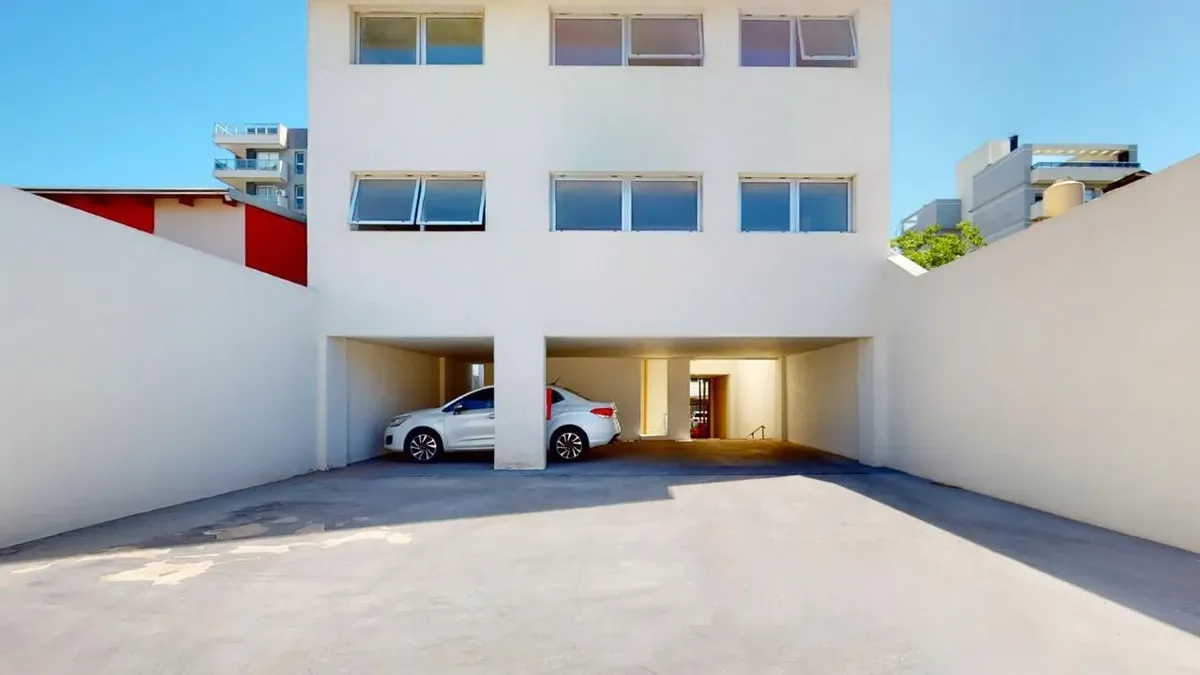 Departamento dúplex de 2 dormitorios con terraza en alquiler en La Plata