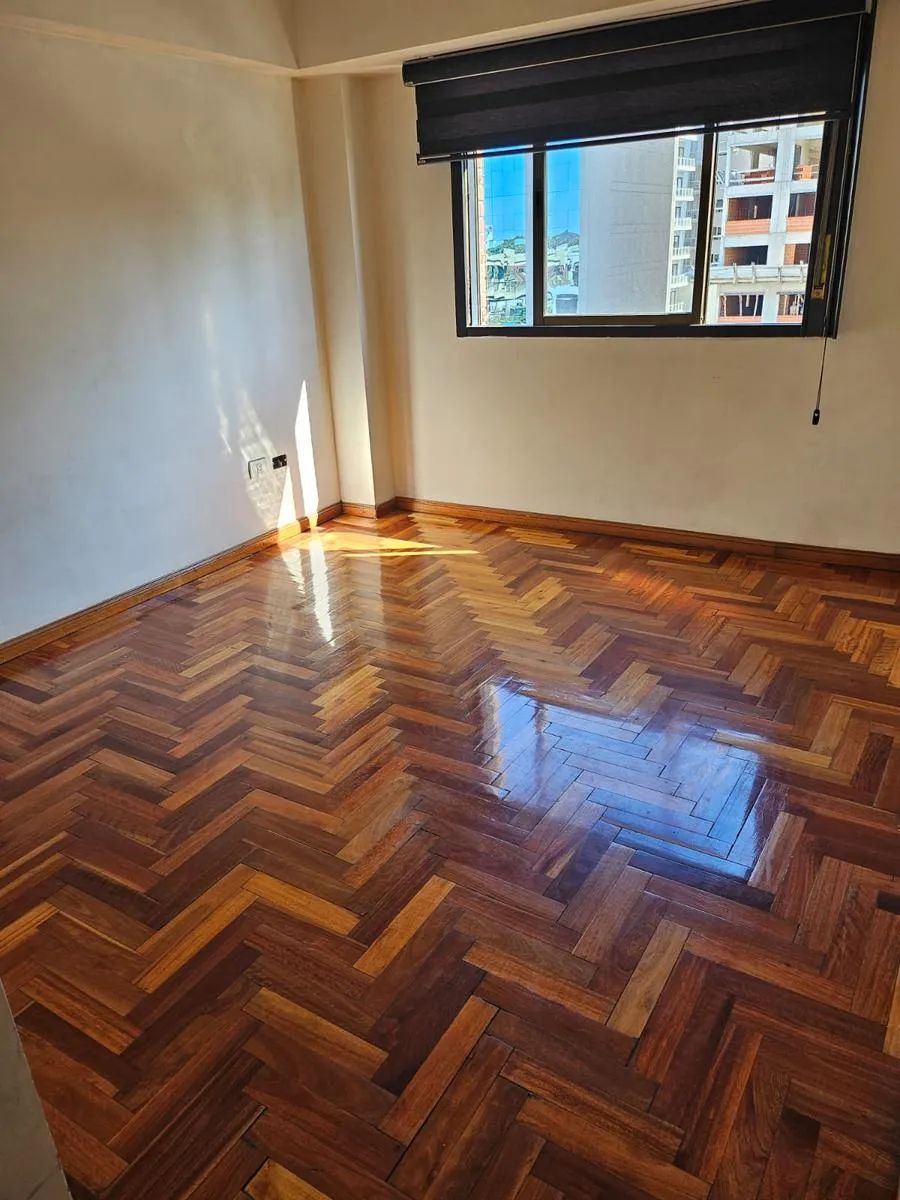 Apartamento de dois quartos com varanda para a avenida em San Telmo