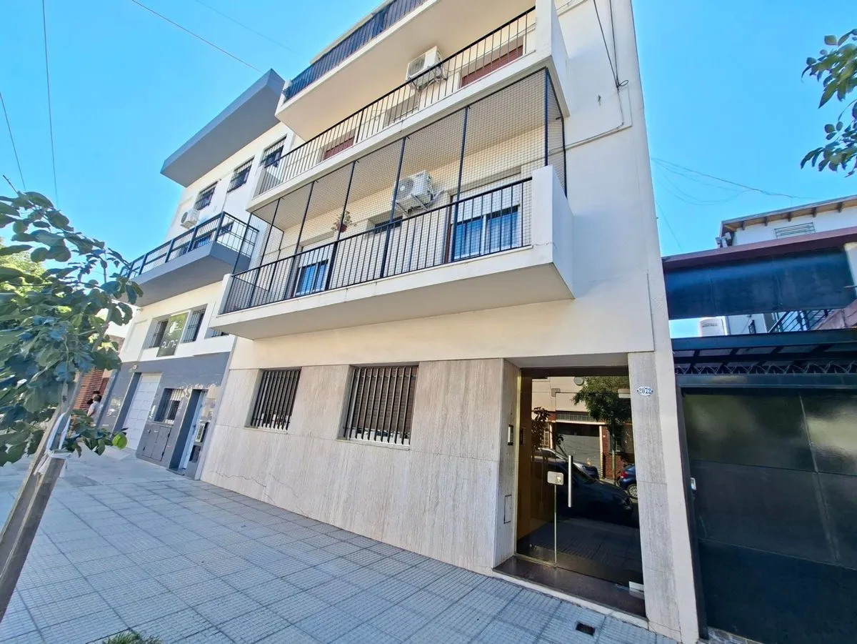 Apartamento de 3 ambientes com varanda em Mataderos