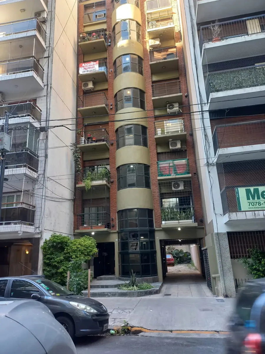 Kitnet com varanda de frente para a rua em Palermo
