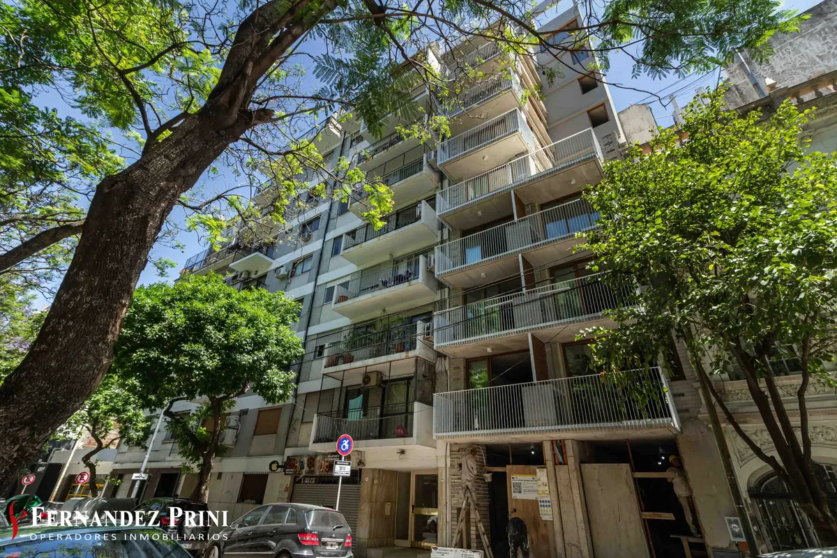 Apartamento de três ambientes com varanda em Recoleta