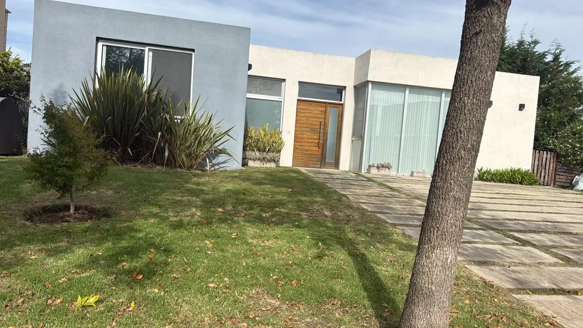 Casa de 3 dormitórios em El Cantón Norte, à beira do lago