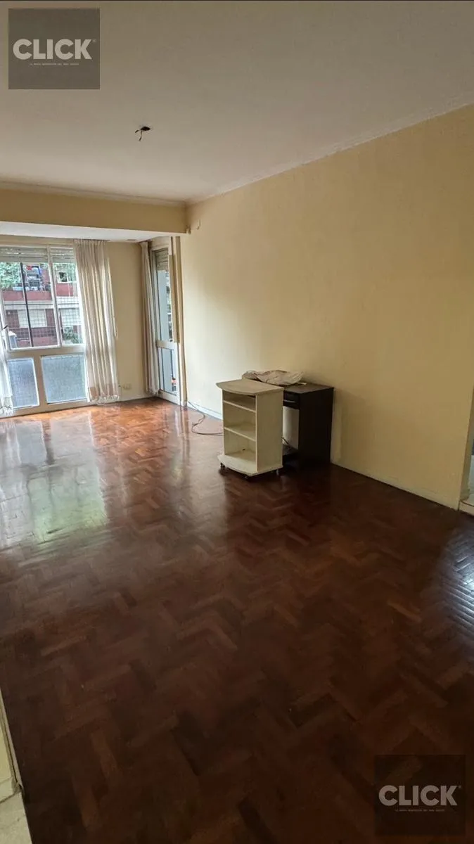 Apartamento de três ambientes com varanda em frente para alugar em Chacarita