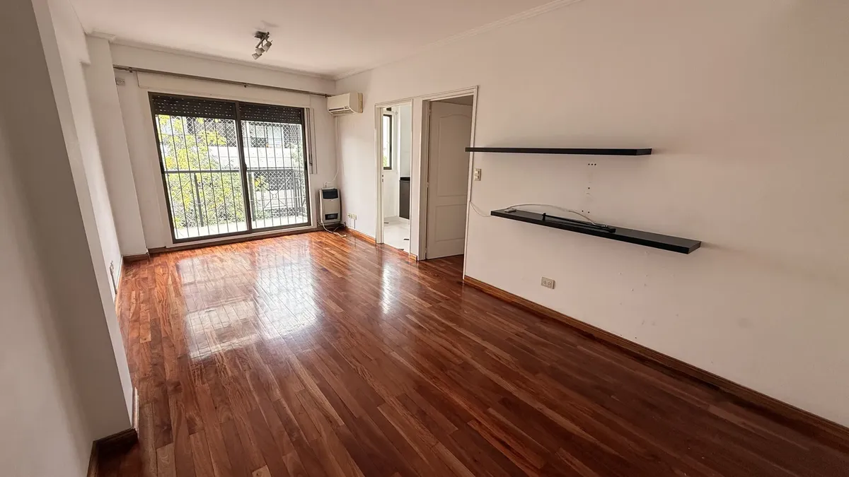 Semipiso de 2 ambientes en Flores con balcón al frente