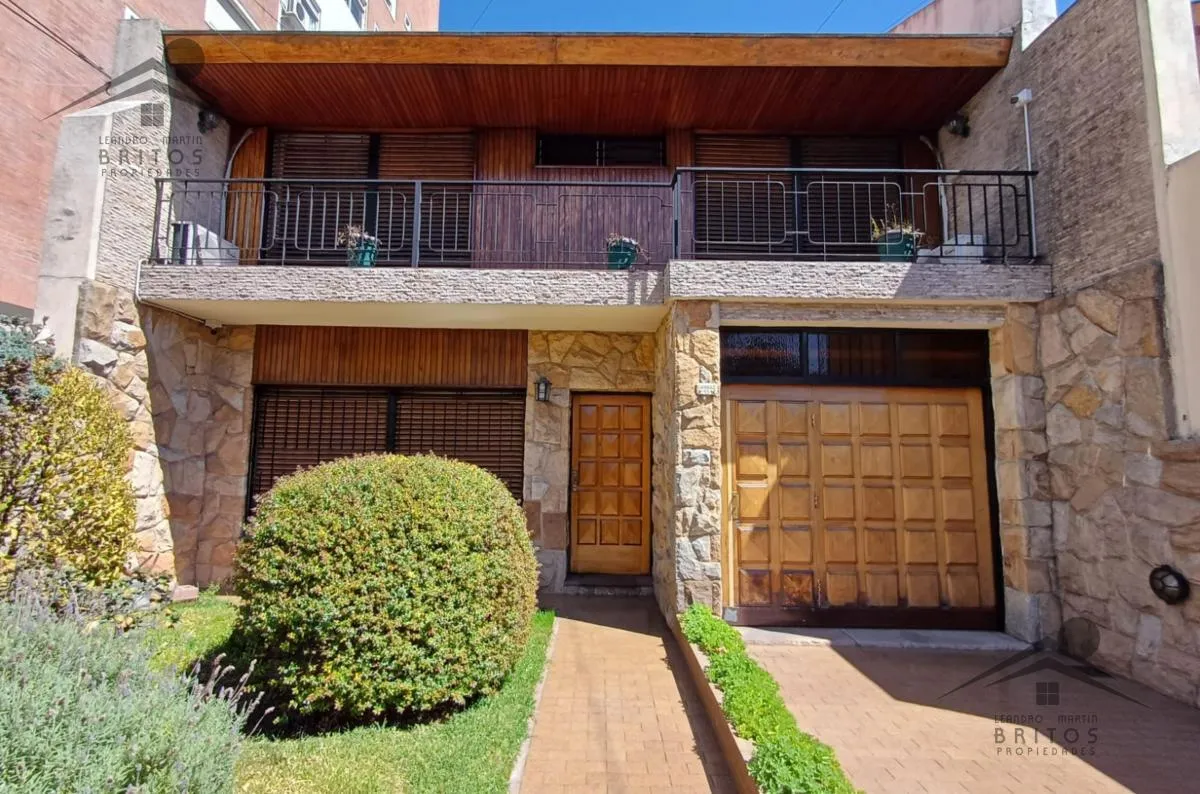 Chalet de 6 ambientes con 4 dormitorios en Ramos Mejía