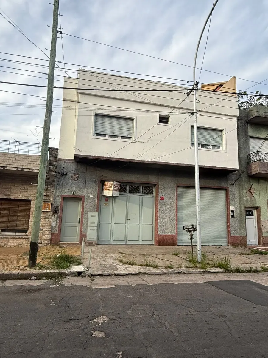 Apartamento de dois ambientes com quintal em Lanús