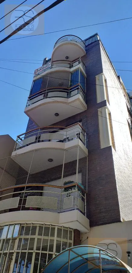 Трёхкомнатная квартира с (закреплённым) парковочным местом в Ramos Mejía