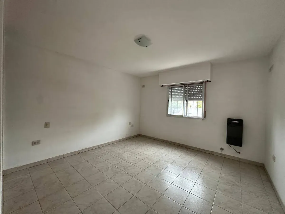 Departamento de 3 ambientes con 2 dormitorios y cochera en Villa Elvira