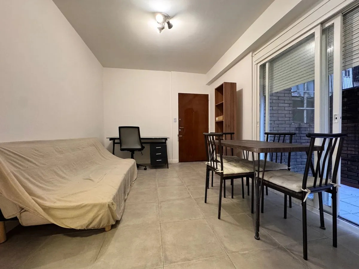 Departamento de 2 ambientes amoblado con balcón y patio en Recoleta