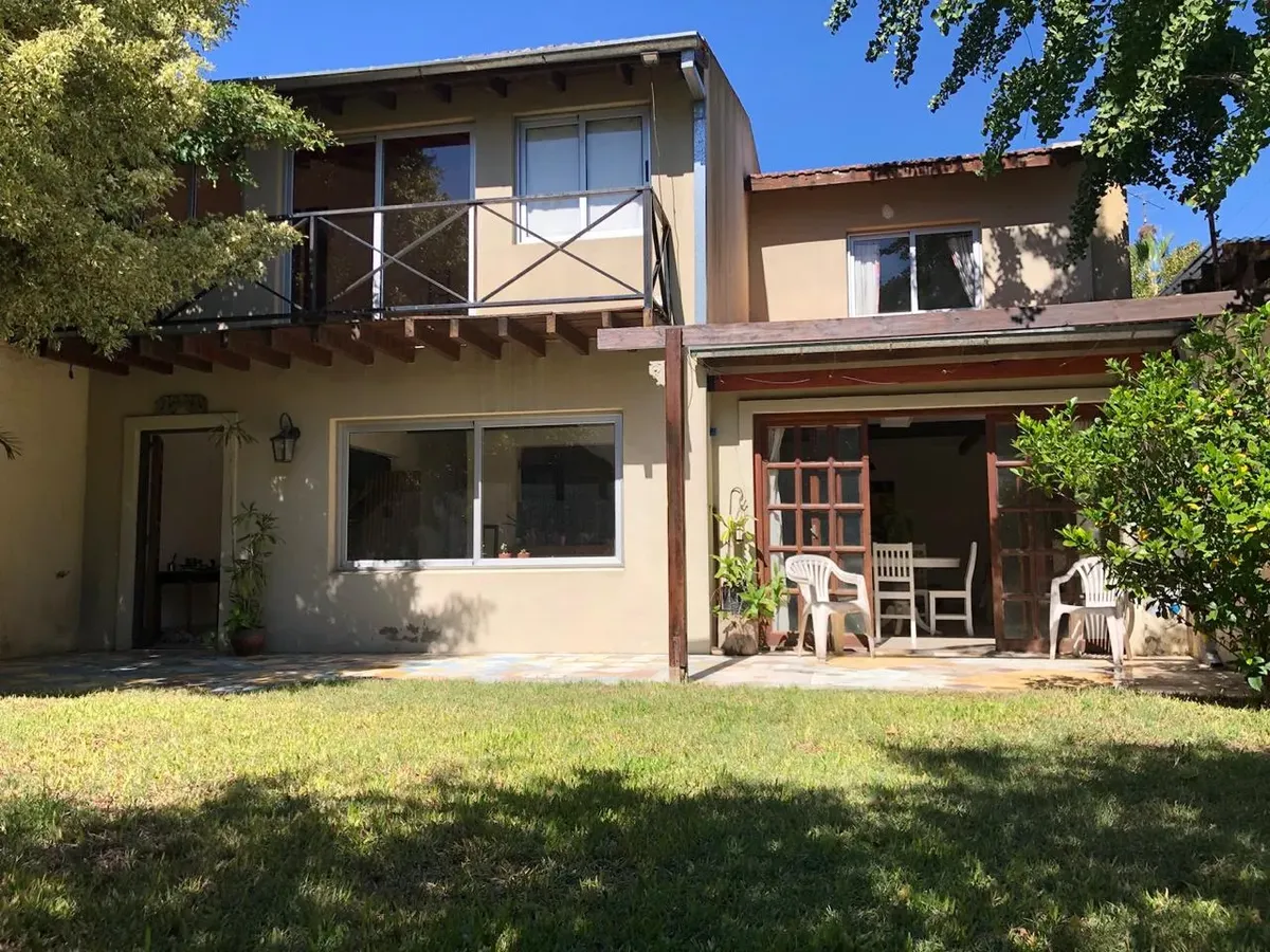 Two-bedroom house over two levels in Victoria, Punta Chica