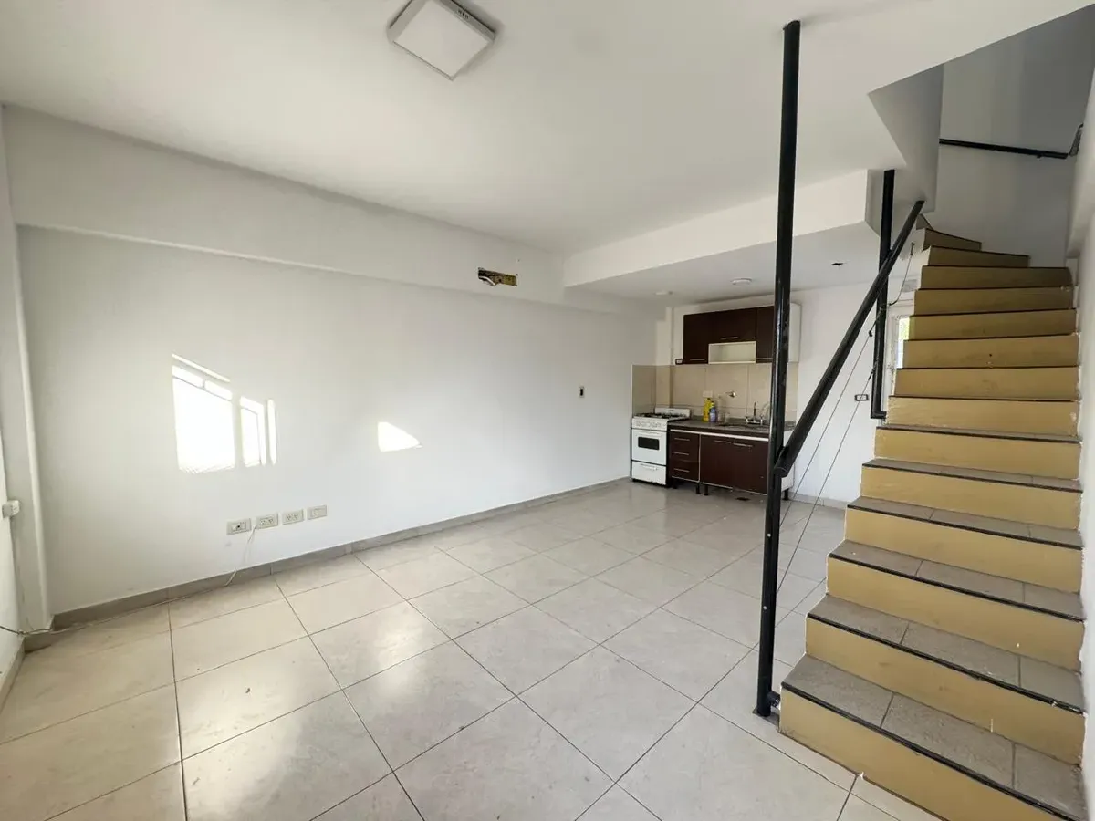Duplex de 2 ambientes com 1 dormitório e vaga em Lanús Este