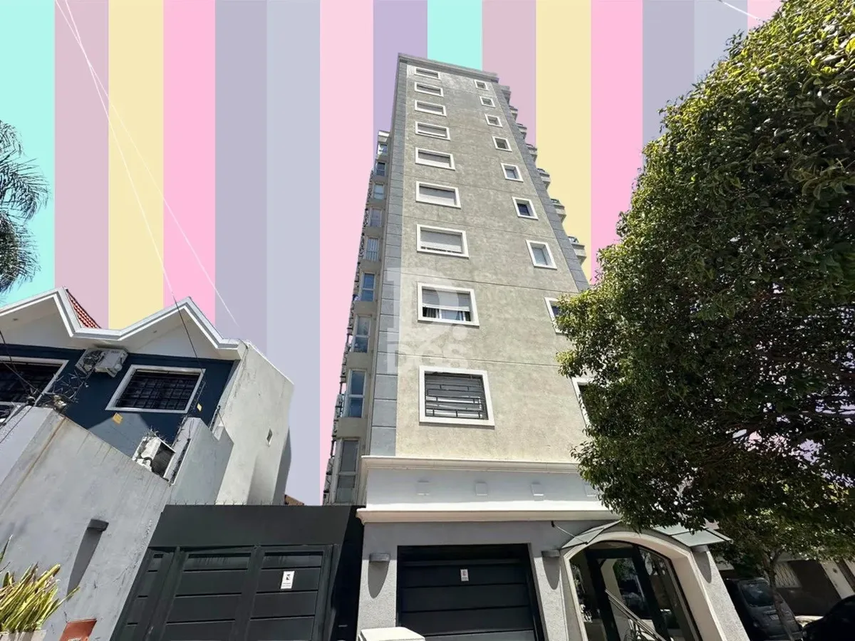 Apartamento meio andar de 3 ambientes com vaga de garagem em Lanús Este