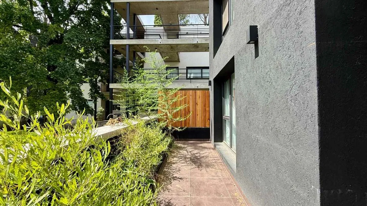Apartamento de quatro ambientes com 2 vagas de garagem em Ituzaingó (Parque Leloir)