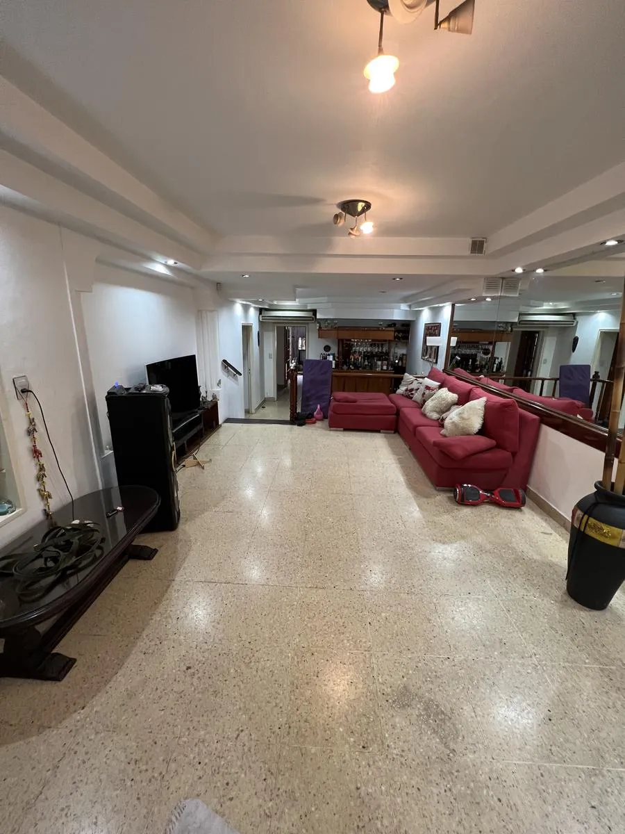 Five-room house with garage and pool in Villa Devoto