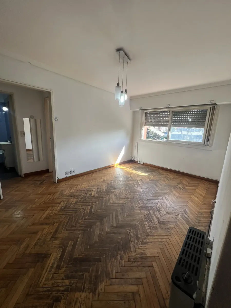 Apartamento de dois ambientes de frente para a estação em Lanús