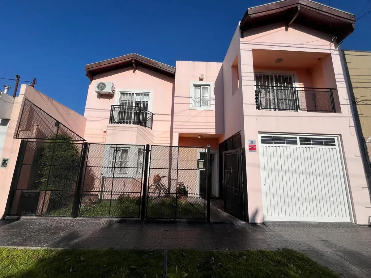 Chalé de dois andares com 4 dormitórios em Hurlingham