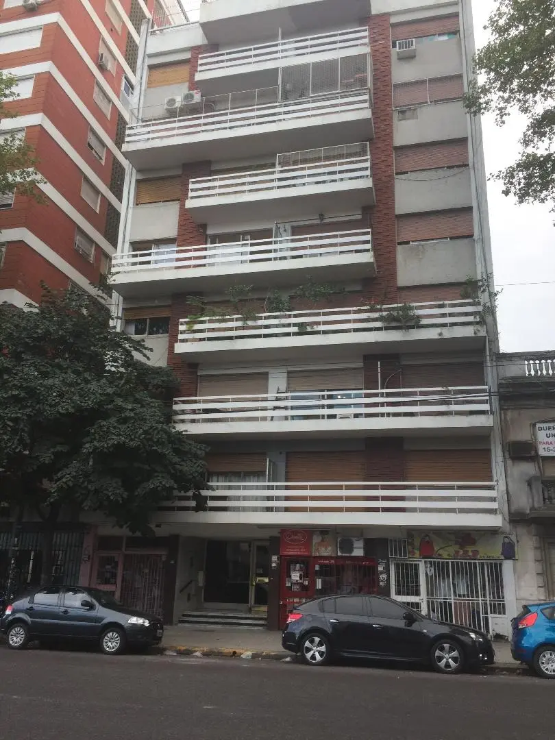 Departamento de 3 ambientes al frente con balcón en Floresta