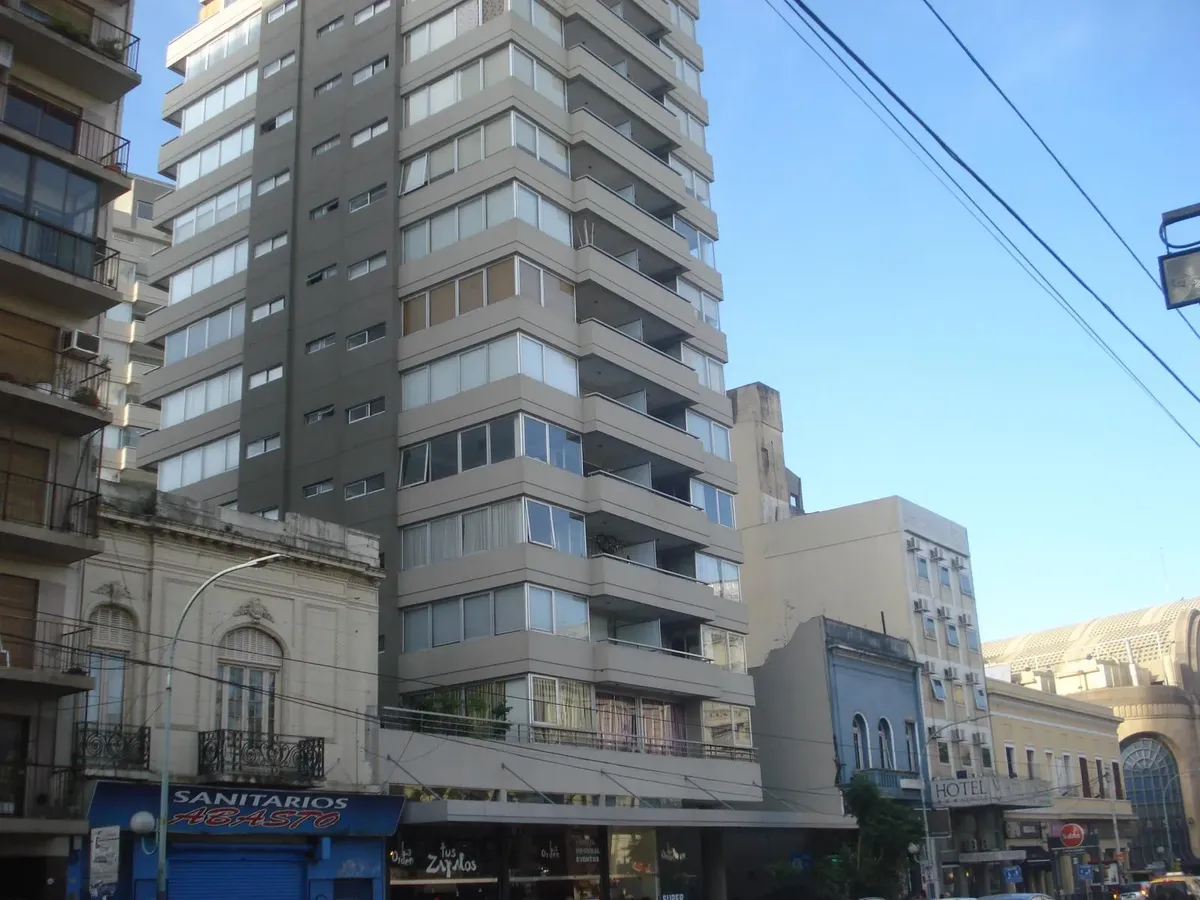 Monoambiente divisible con balcón aterrazado en Balvanera (Abasto)