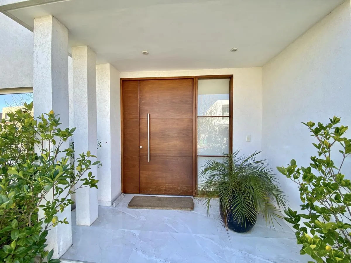 Unfurnished four-bedroom house in Tigre with pool and garden
