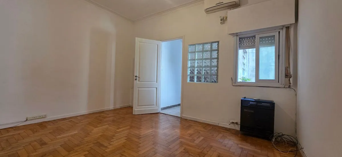 Ground-floor or upper-unit PH with 1 bedroom in Flores