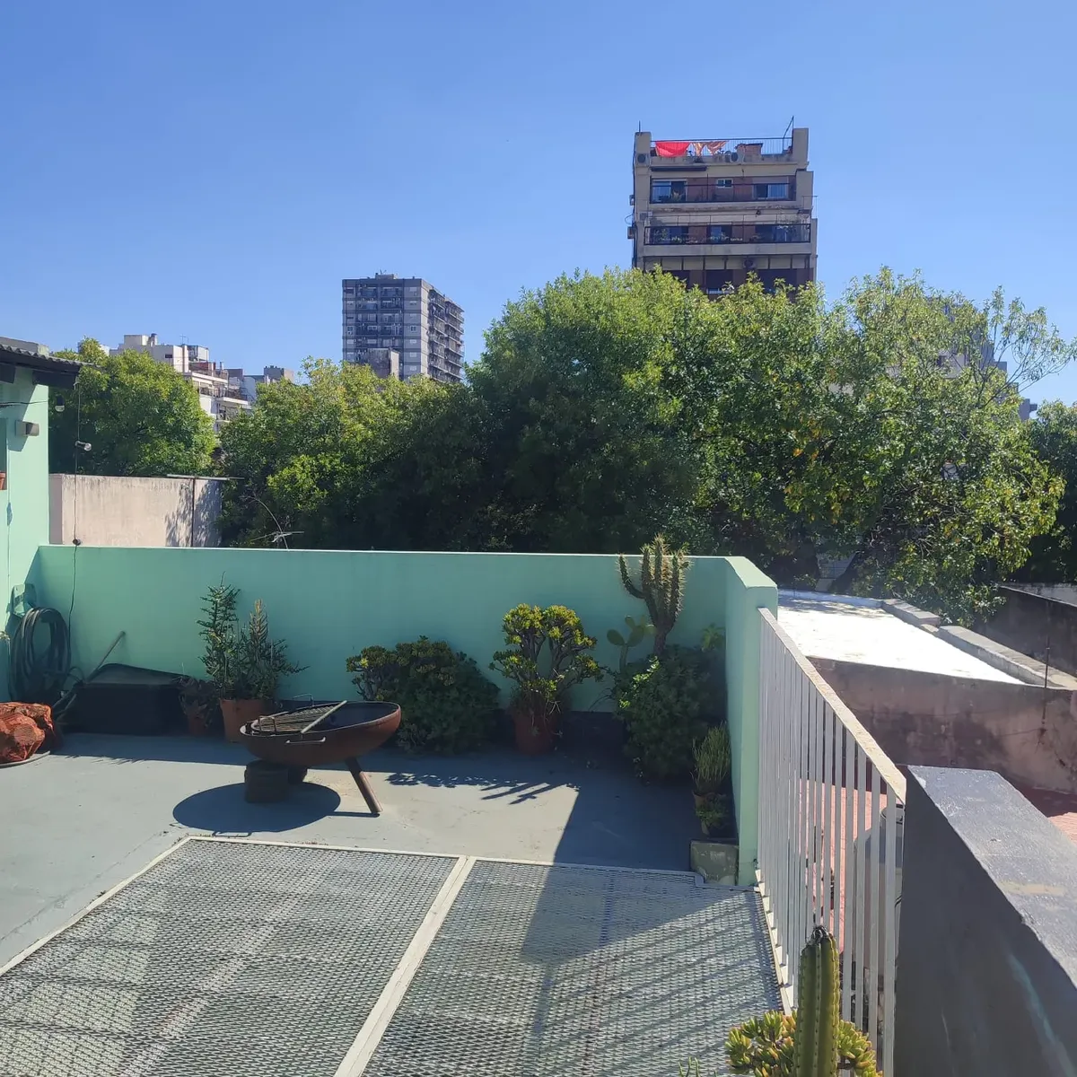 Apartamento PH com 2 dormitórios, varanda e terraço em Colegiales