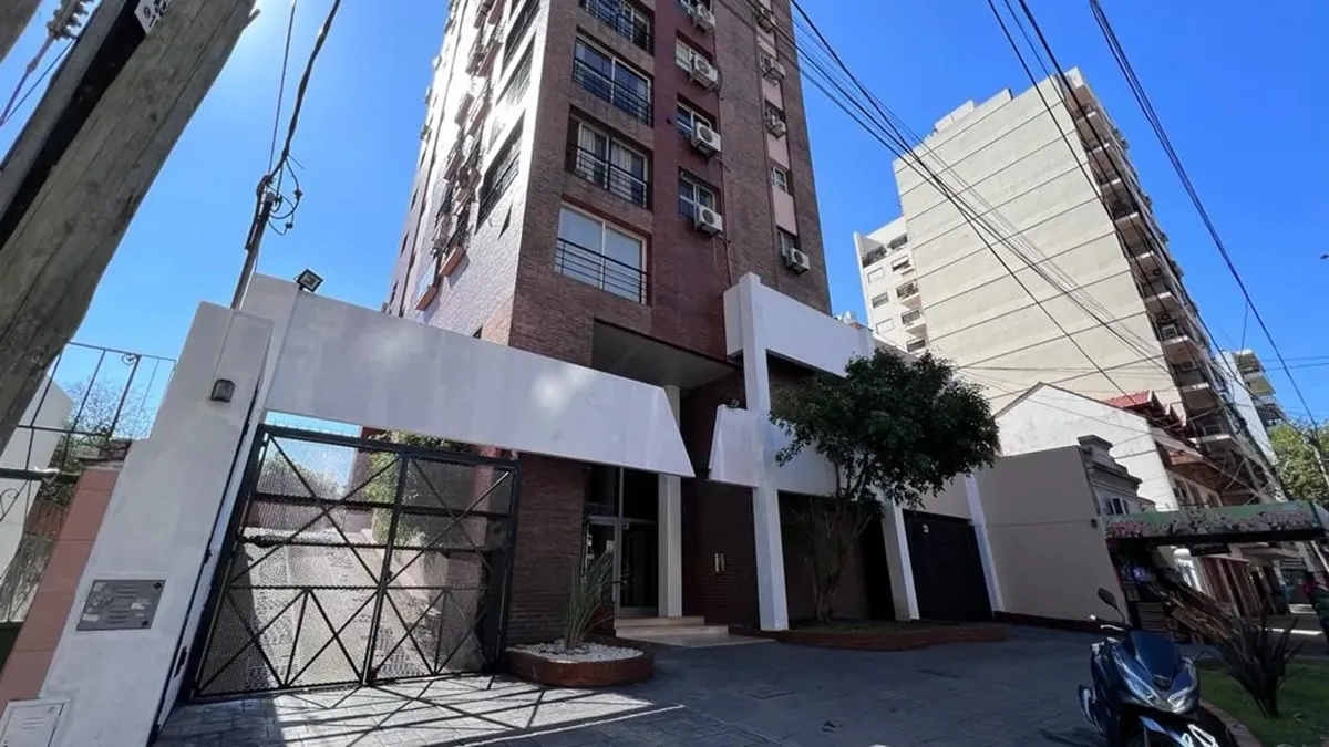 Two-bedroom three-room apartment with covered parking in Lanús