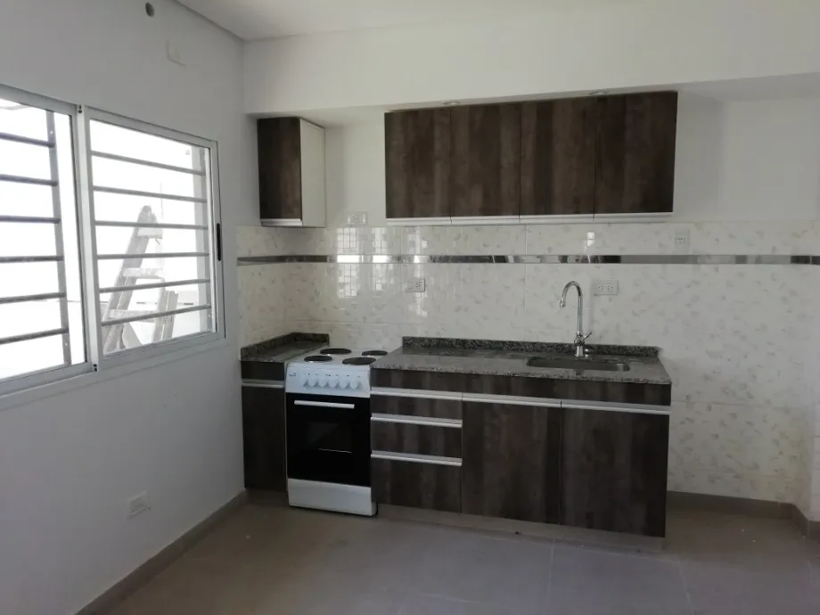 Apartamento tipo casa de 2 ambientes em Ituzaingó Norte